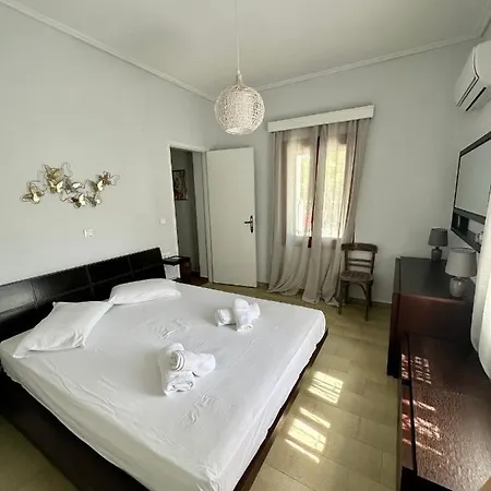 Aura House - Serene And Breezy Under Pines Apartment *
