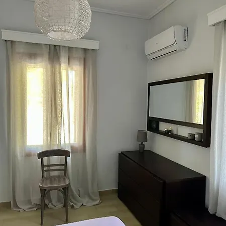 Aura House - Serene And Breezy Under Pines Apartment